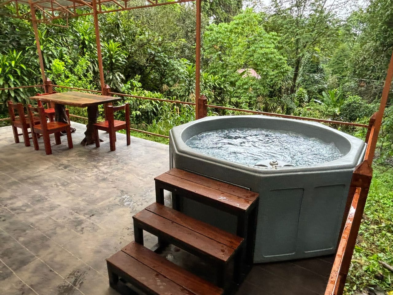 Jacuzzi privado de Gran Putu rodeado de naturaleza
